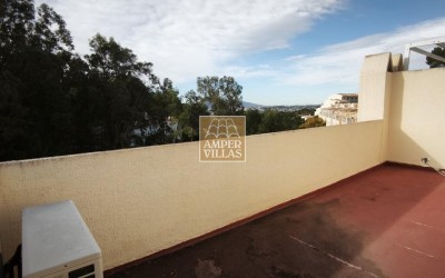 Amplio bungalow con piscina y pista de tenis comunitarios al lado del club de Golf.